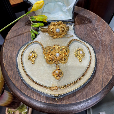 PRODÁNO - Zlatá souprava s perlami - druhé rokoko