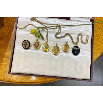 Austro-Hungarian gold locket with turquoises and pearls