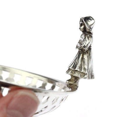 Small silver bowl with figure of a girl - Martin Mayer