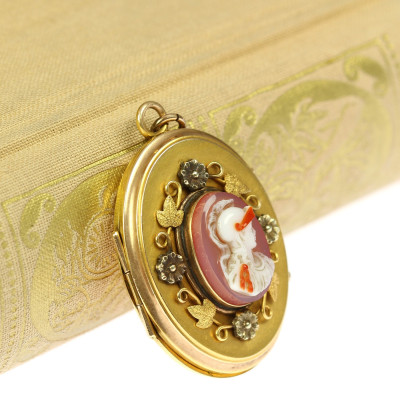 Zlatý medailon s achátovou kamejí  - Pallas Athéna