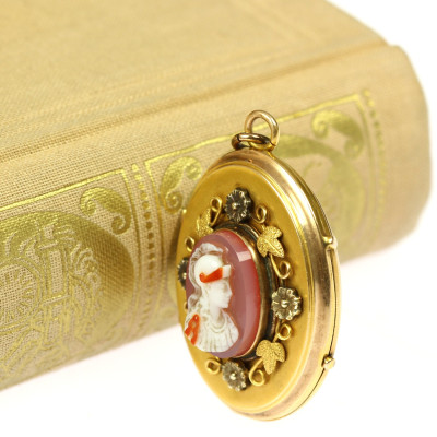 Zlatý medailon s achátovou kamejí  - Pallas Athéna