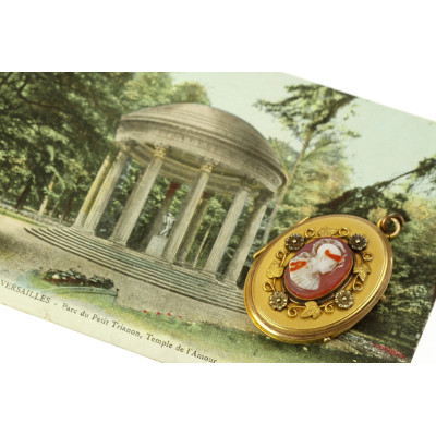 Zlatý medailon s achátovou kamejí  - Pallas Athéna