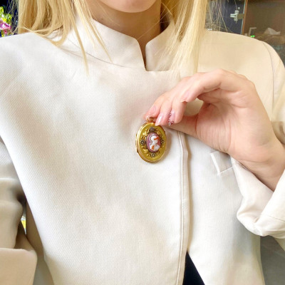 Zlatý medailon s achátovou kamejí  - Pallas Athéna