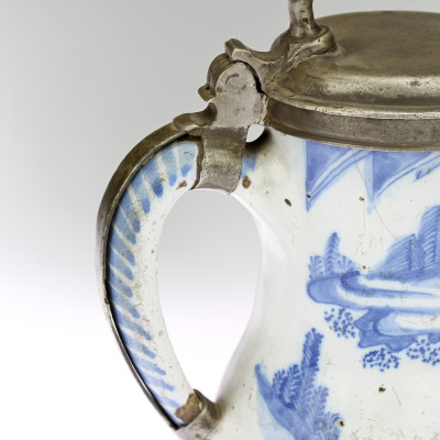 Fajánsový korbel s chinoiserií - rok 1748