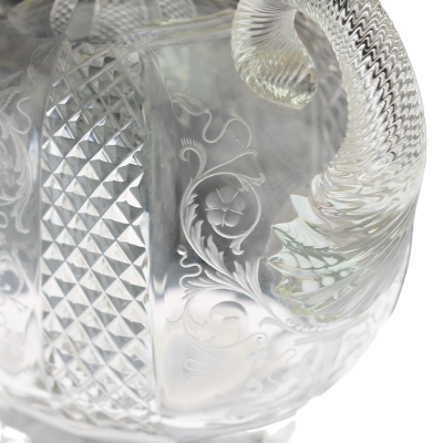 Broušená skleněná karafa