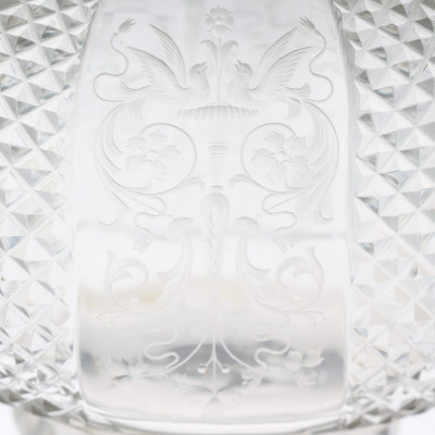 Broušená skleněná karafa