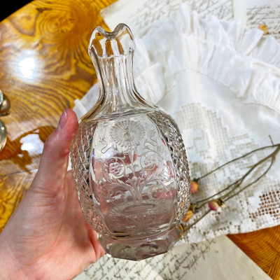 Broušená skleněná karafa