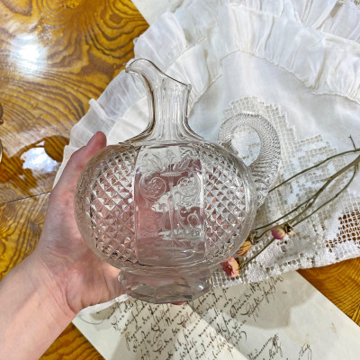 Broušená skleněná karafa