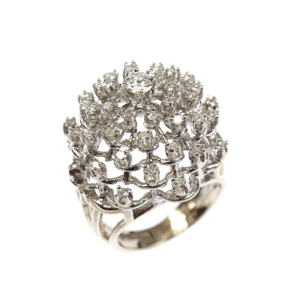 Gold ring with graduated crown set with diamonds