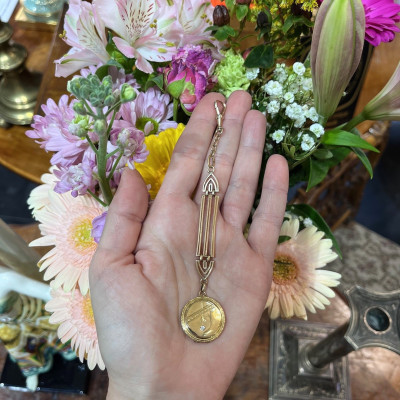 Zlatý šatlén s medailonkem