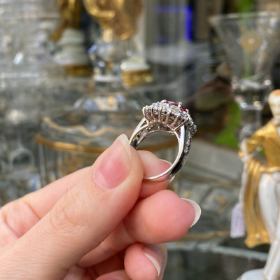 Zlatý prsten s rubínem a diamanty