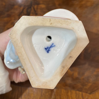 Porcelánová soška amora s šípem - Míšeň, 19. století