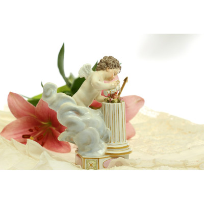 Porcelánová soška amora s šípem - Míšeň, 19. století