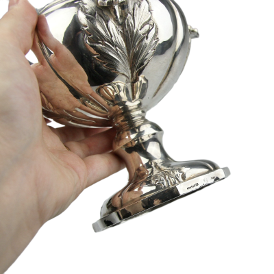 Stříbrná váza s plastickými květy - Portugalsko