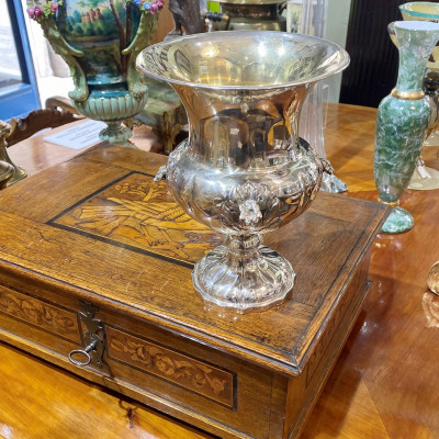 Stříbrná váza s plastickými květy - Portugalsko