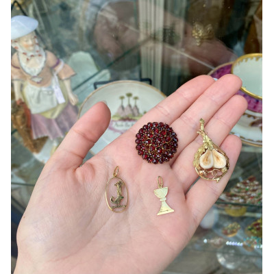 Zlatý přívěsek s grandlemi