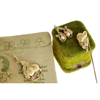 Gold pin with grandels - 1920s