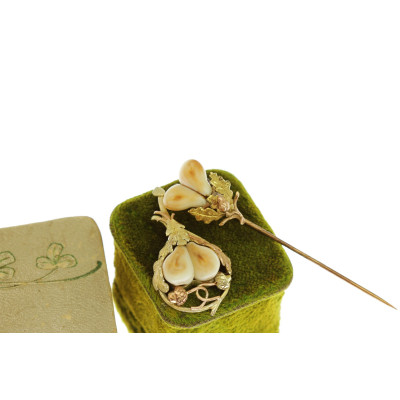 Gold pin with grandels - 1920s