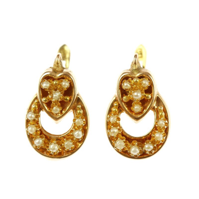 Gold earrings with pearls
