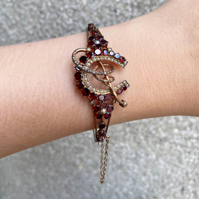 Garnet bracelet with horseshoe motif – turn of the 19th and 20th Century