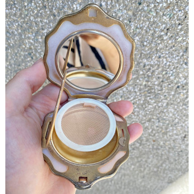 Pudřenka ve tvaru mušle - 1957