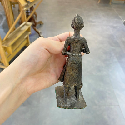 Bronzová soška afričanky