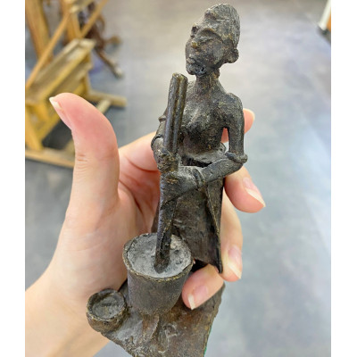 Bronzová soška afričanky