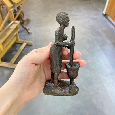 Bronzová soška afričanky