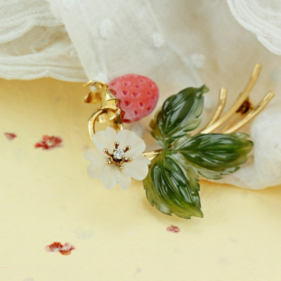 PRODÁNO - Zlatá florální brož - lesní jahůdka