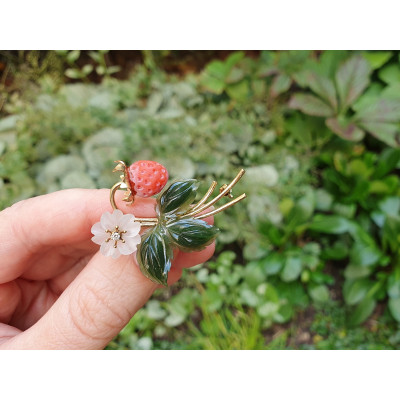 PRODÁNO - Zlatá florální brož - lesní jahůdka