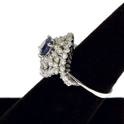 Zlatý prsten se safírem a diamanty