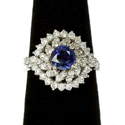 Zlatý prsten se safírem a diamanty