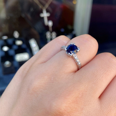 Platinový prsten se safírem - certifikace GIA