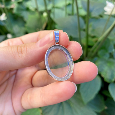 Větší zlatý přívěsek s diamanty