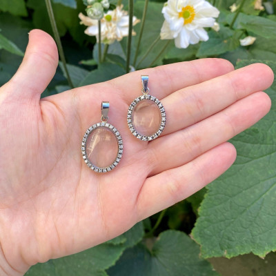 Menší zlatý přívěsek s diamanty