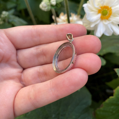 Menší zlatý přívěsek s diamanty