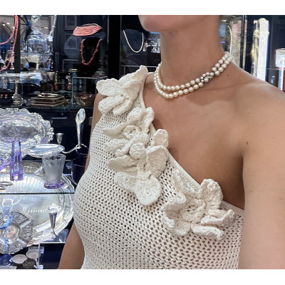 Dvouřadý perlový náhrdelník se zlatým uzávěrem s diamanty