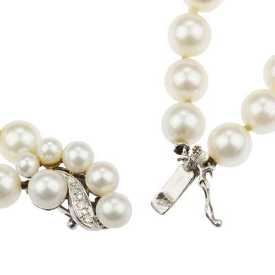 Dvouřadý perlový náhrdelník se zlatým uzávěrem s diamanty