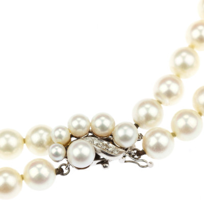 Dvouřadý perlový náhrdelník se zlatým uzávěrem s diamanty