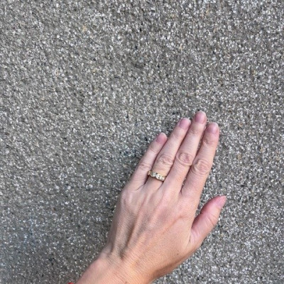 Zlatý prsten s pěti brilianty