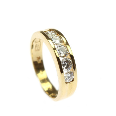 Zlatý prsten s pěti brilianty