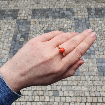 Korálový zlatý prsten