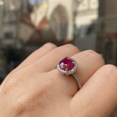 Gold ring with ruby and diamonds