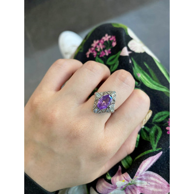 Zlatý prsten s violet safírem a diamanty