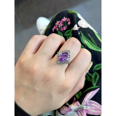 Zlatý prsten s violet safírem a diamanty