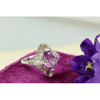 Zlatý prsten s violet safírem a diamanty