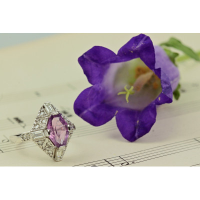 Zlatý prsten s violet safírem a diamanty