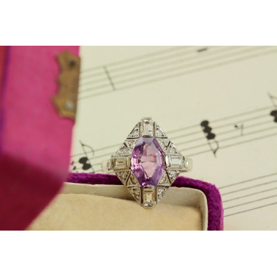 Zlatý prsten s violet safírem a diamanty