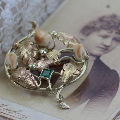 Zlatá brož/přívěsek s grandlemi a smaragdem