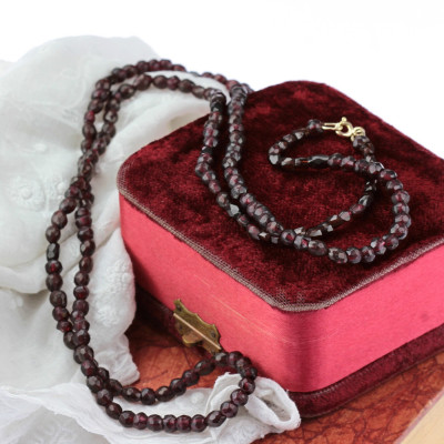 Garnet string with gold clasp - 83 cm
